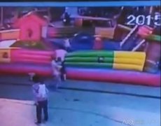广西一3岁女童玩充气城堡被吹飞